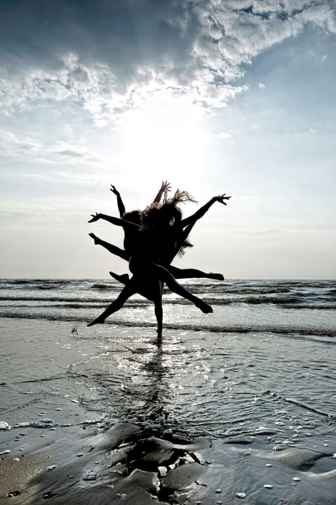 Silhouette dansant sur la plage pendant une pratique de libération par le mouvement